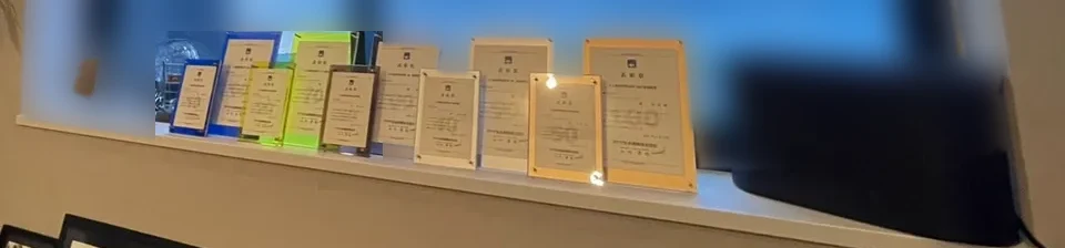 窓辺に並んだ、これまでに受けた表彰の盾