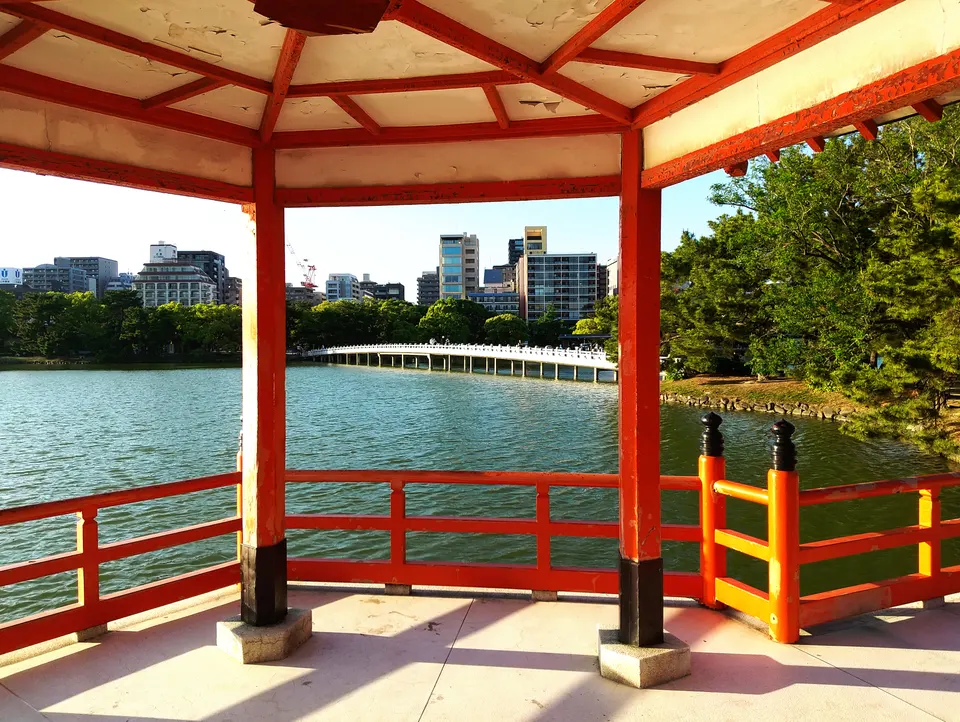 大濠公園の浮見堂から見た池と街並み