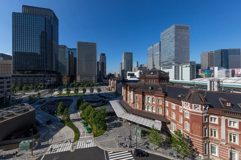 東京駅丸の内駅舎と丸の内の高層ビル