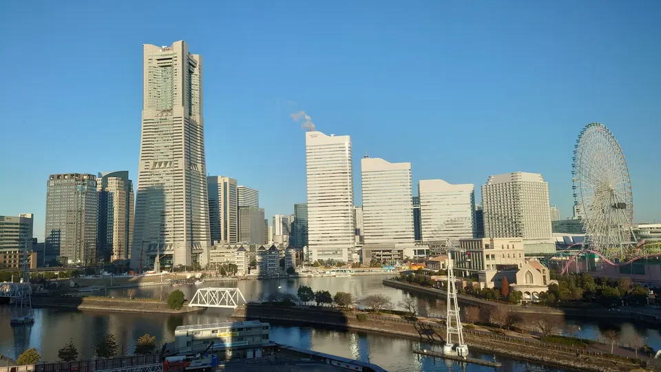 横浜みなとみらいのランドマークタワーと観覧車