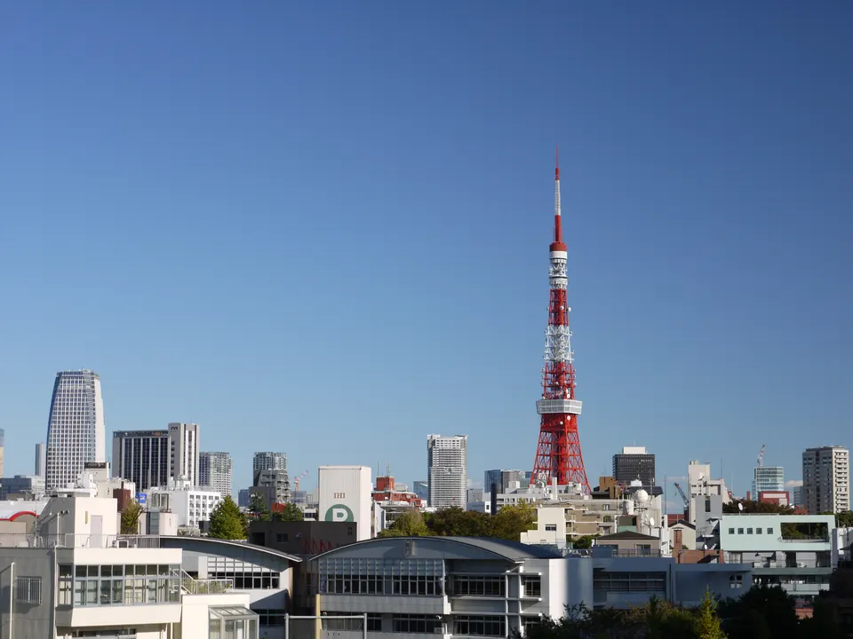 青空にそびえる東京タワー（六本木ヒルズから）