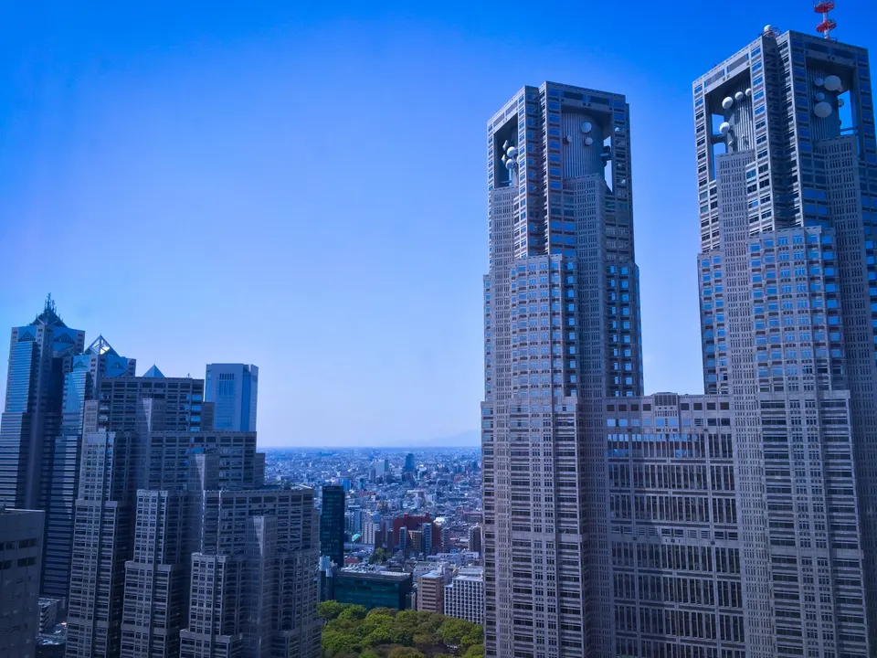 青空の下の東京都庁舎