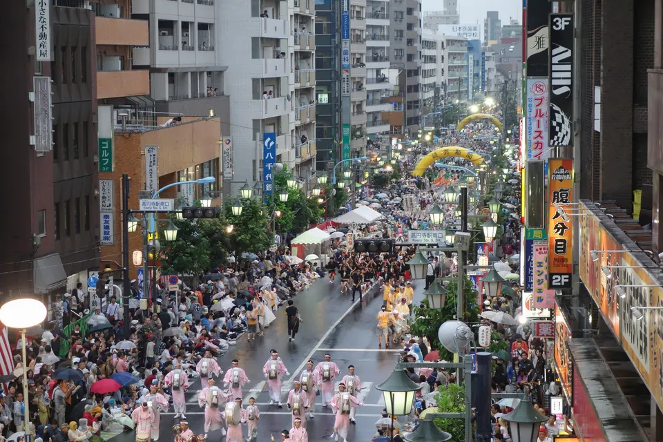 高円寺の阿波おどりの踊りの列